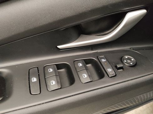 Used 2025 Hyundai Elantra SE FWD image 27