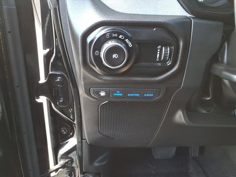 Used 2025 Jeep Wrangler Willys image 17