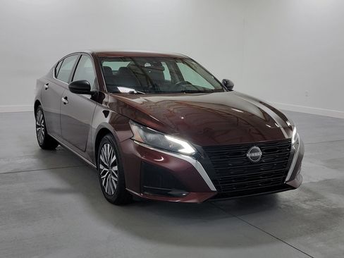 Used 2024 Nissan Altima 2.5 SV FWD image 2