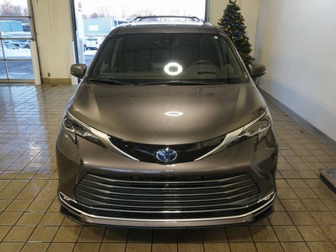 Used 2024 Toyota Sienna Platinum image 17