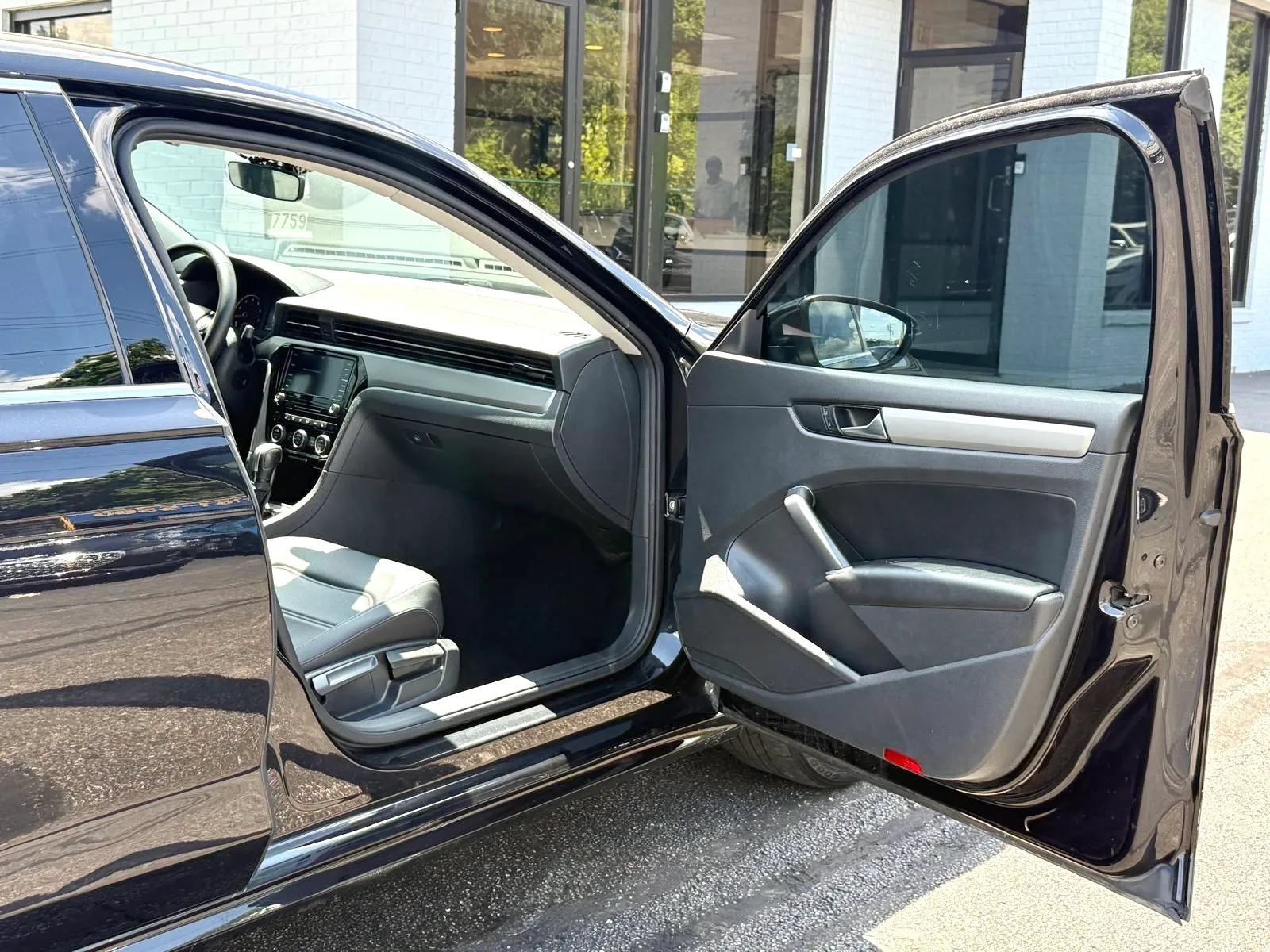 Used 2022 Volkswagen Passat 2.0T SE FWD image 18