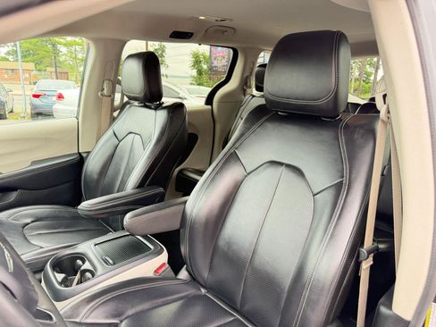 Used 2023 Chrysler Pacifica Touring-L FWD image 13