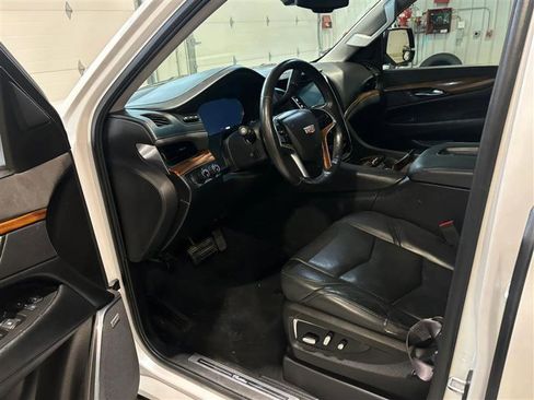 Used 2016 Cadillac Escalade ESV Luxury image 9