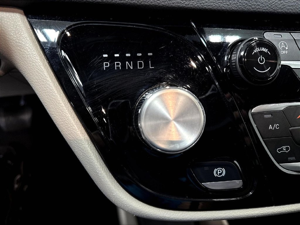Used 2024 Chrysler Pacifica Touring-L FWD image 19