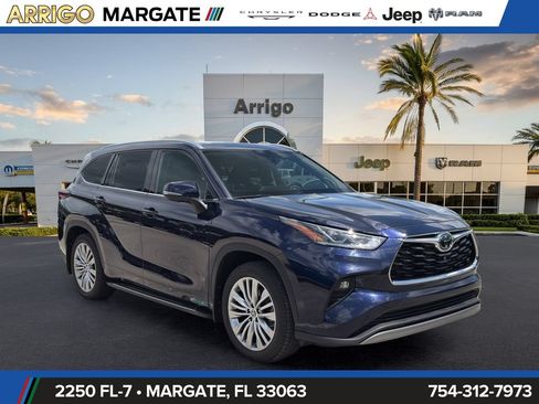 Used 2024 Toyota Highlander Platinum FWD image 1