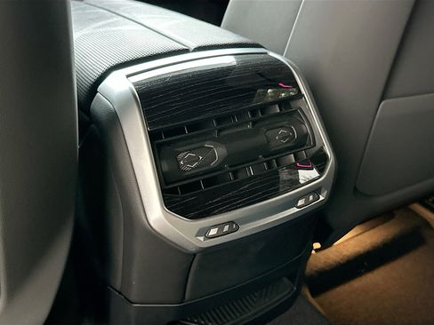 Used 2024 BMW 740i image 27