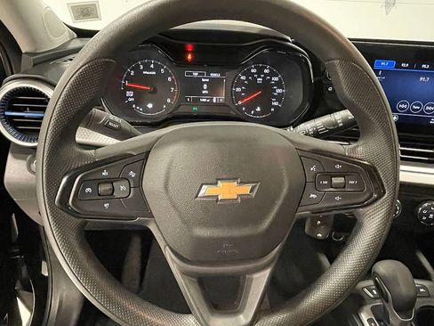 Used 2025 Chevrolet Trax LS image 27