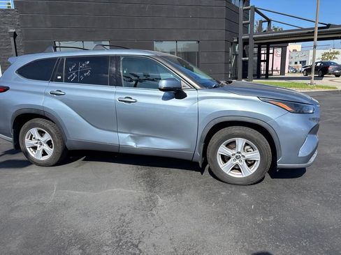 Used 2022 Toyota Highlander LE FWD image 3