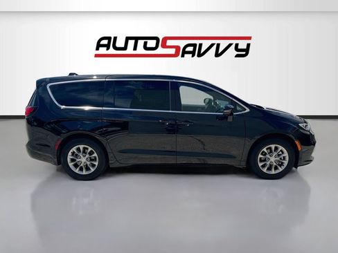 Used 2026 Chrysler Pacifica Limited FWD image 8