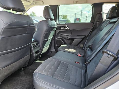 Used 2023 Mitsubishi Outlander SE image 16