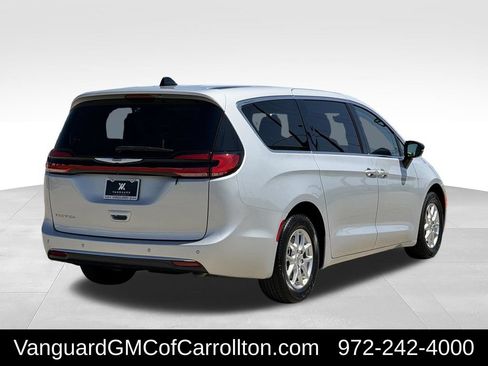 Used 2024 Chrysler Pacifica Touring-L FWD image 9