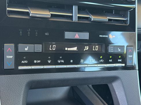 Certified 2022 Toyota Avalon XLE FWD image 23