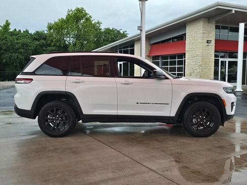 Used 2025 Jeep Grand Cherokee Altitude AWD/4WD image 6