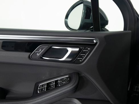 Certified 2026 Porsche Macan AWD/4WD image 19