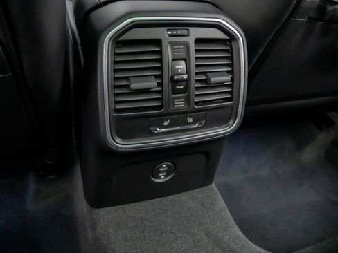Certified 2026 Porsche Macan AWD/4WD image 19