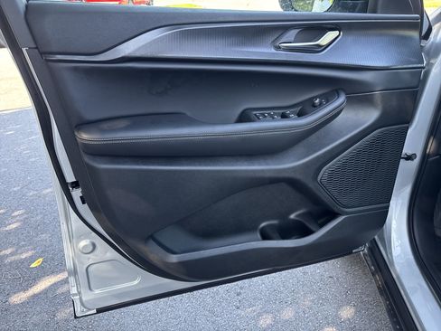 New 2025 Jeep Grand Cherokee Laredo X w/ Luxury Tech Group I image 15