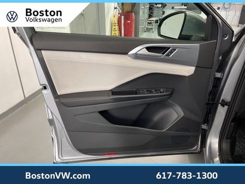 Used 2025 Volkswagen Taos SE w/ Panoramic Sunroof Package image 20