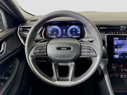 Used 2023 Jeep Grand Cherokee Altitude image 11