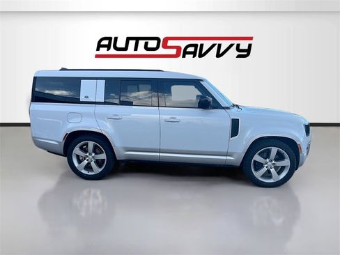 Used 2023 Land Rover Defender 130 SE image 8