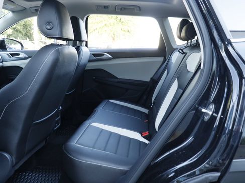 Certified 2025 Volkswagen Taos SEL AWD/4WD image 27