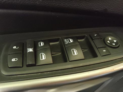 Used 2019 Jeep Cherokee Latitude w/ Cold Weather Group FWD image 27