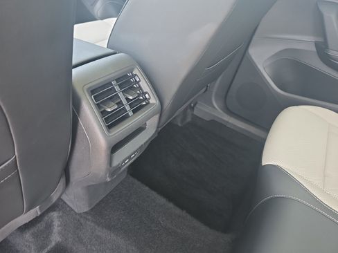 Certified 2025 Volkswagen Tiguan SE w/ Panoramic Sunroof Package FWD image 32