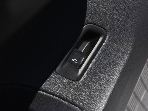 Used 2025 Volkswagen Atlas Cross Sport SE FWD image 9