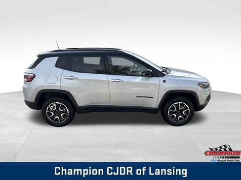 Used 2025 Jeep Compass Trailhawk AWD/4WD image 14