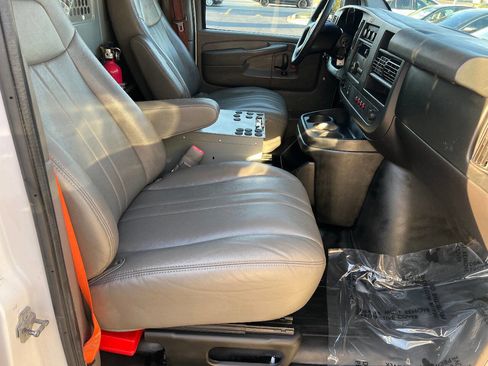 Used 2014 Chevrolet Express 2500 image 31