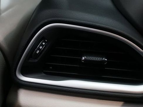 Used 2024 Chrysler Pacifica Touring-L image 26