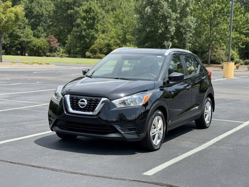 Used 2019 Nissan Kicks S FWD image 3