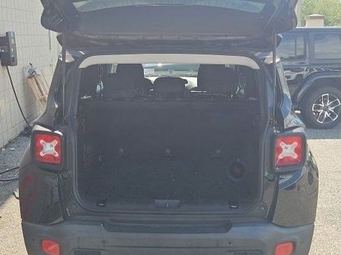 Used 2018 Jeep Renegade Altitude w/ UConnect 8.4 Nav Group AWD/4WD image 17