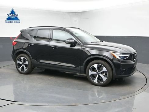 Used 2025 Volvo XC40 B5 Plus AWD/4WD image 1