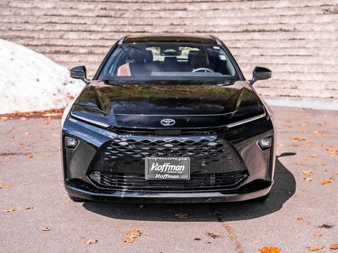 Certified 2025 Toyota Crown Signia XLE image 3