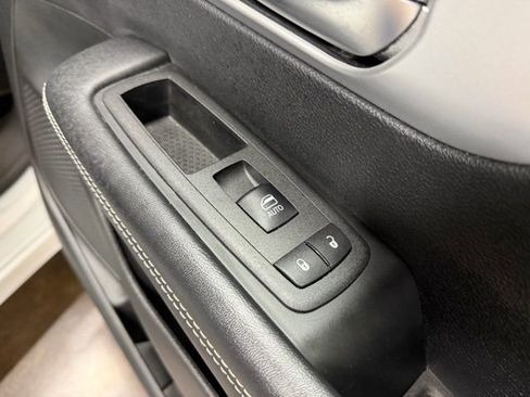 Used 2025 Chrysler Pacifica Limited FWD image 31