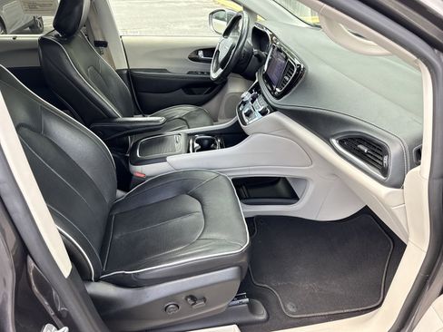 Used 2022 Chrysler Pacifica Limited image 36