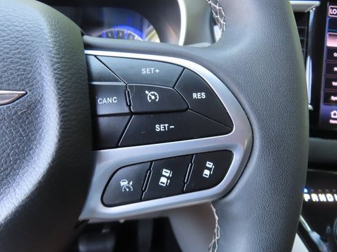 Used 2023 Chrysler Pacifica Touring-L image 23