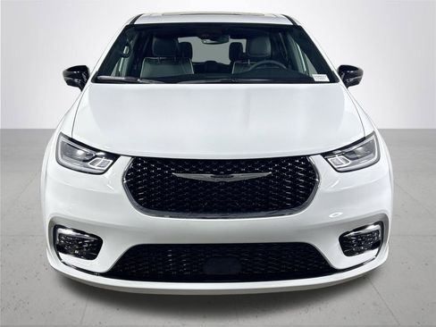 New 2026 Chrysler Pacifica Limited image 3