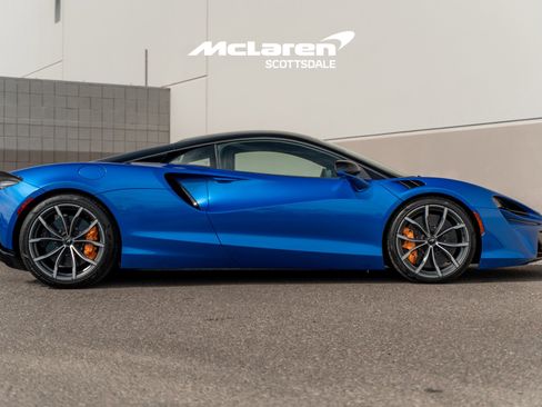 Used 2023 McLaren Artura image 17