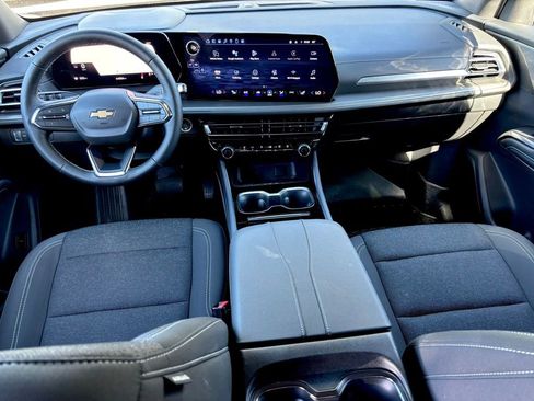 Used 2024 Chevrolet Traverse LT w/ Trailering Package FWD image 3