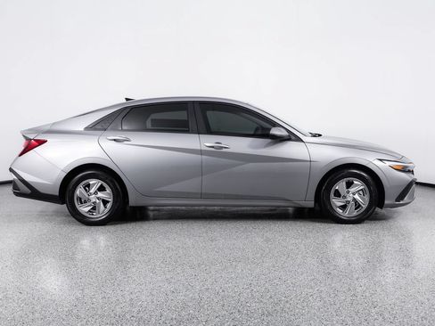 Used 2025 Hyundai Elantra SE FWD image 9