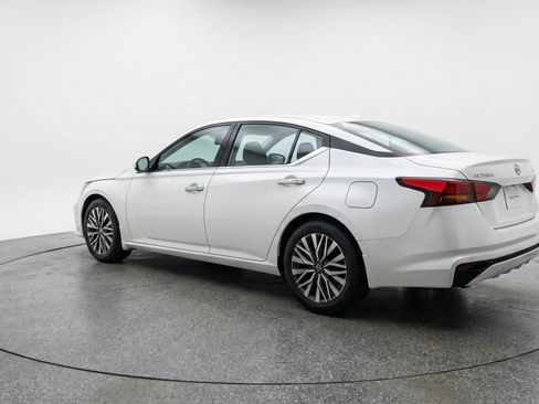 Used 2025 Nissan Altima 2.5 SV FWD image 6