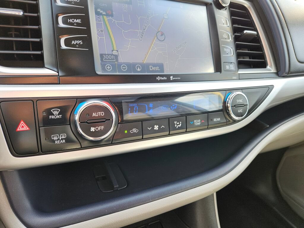 Used 2015 Toyota Highlander XLE AWD/4WD image 27