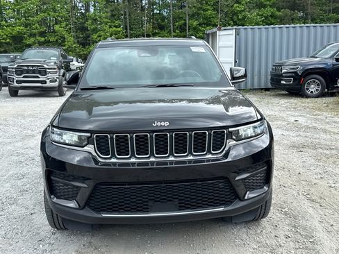 Used 2024 Jeep Grand Cherokee Laredo AWD/4WD image 3