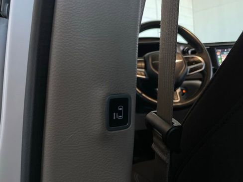 Used 2022 Chrysler Voyager LX image 9