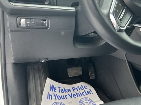 Used 2025 Chevrolet Traverse LT image 17