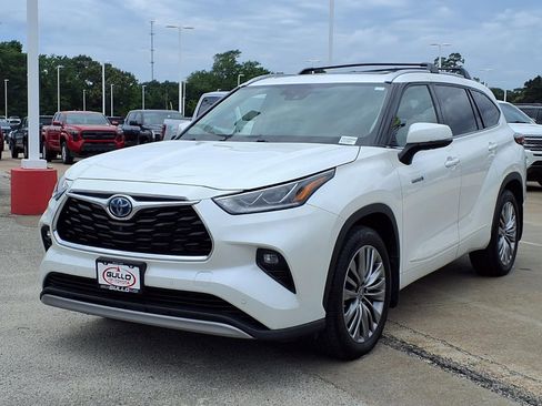 Used 2021 Toyota Highlander Platinum FWD image 3