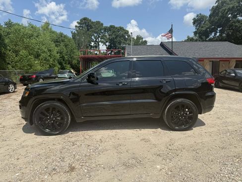 Used 2019 Jeep Grand Cherokee Altitude RWD image 9