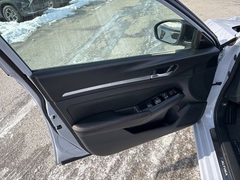 Used 2025 Nissan Altima 2.5 SR image 48