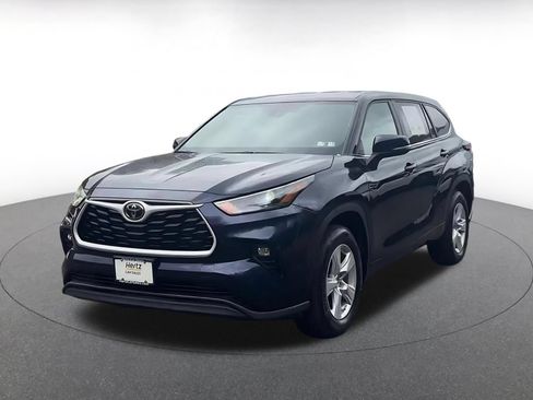 Used 2025 Toyota Highlander LE FWD image 5